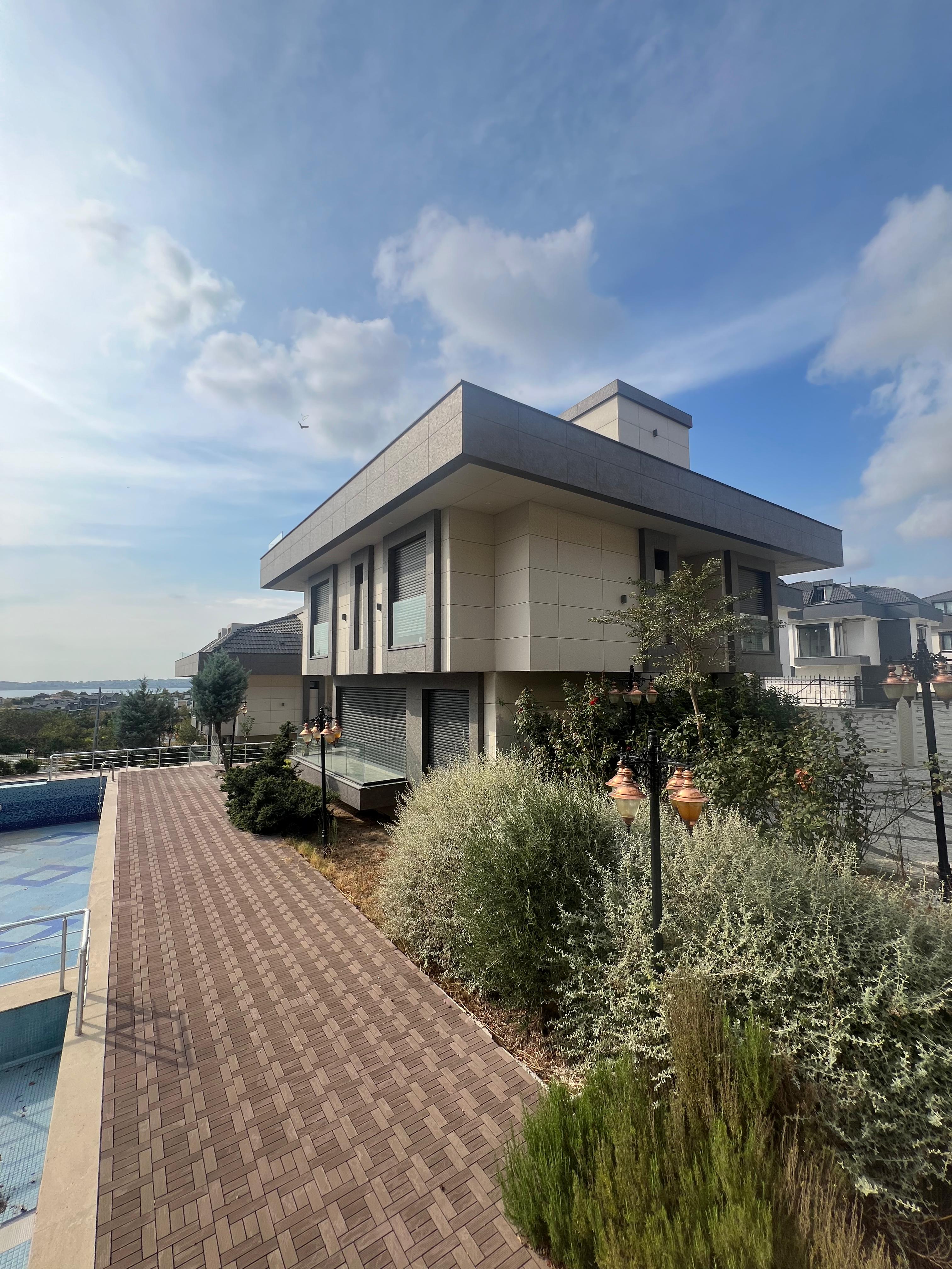 Villa E bedroom and bathroom connection in furnished Istanbul villa